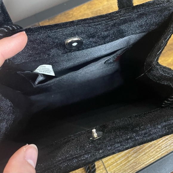 Elegant Black Velvet Handbag with shoulder Strap - Picture 6 of 8